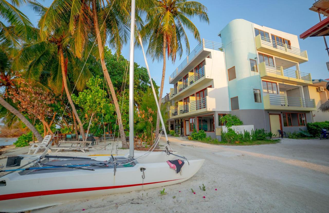 Beach House Dhiffushi Bagian luar foto